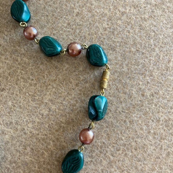 Vintage Necklace with green beads and taupe pearls, screwback closure - Picture 8 of 12